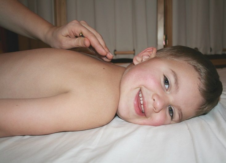 Shonishin Akupunktur ohne Nadel, speziell für Kinder und Erwachsene mit Nadelangst